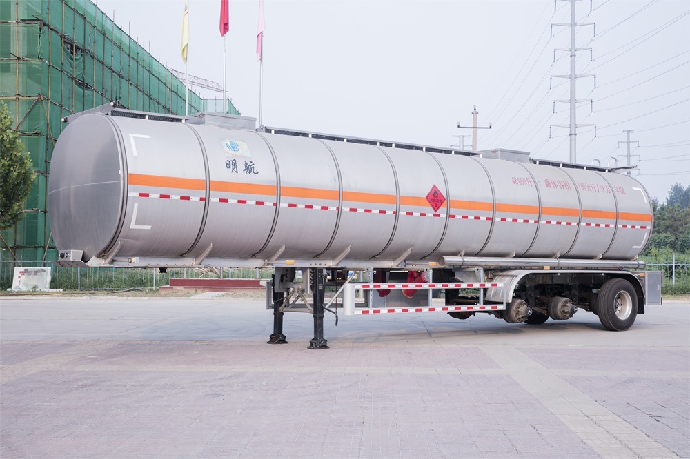 Carbon Steel/Stainless Steel/Aluminum Alloy Tank/Tanker Truck Semi Trailer for Oil/Fuel/Diesel/Gasoline/Crude/Water/Milk Transport