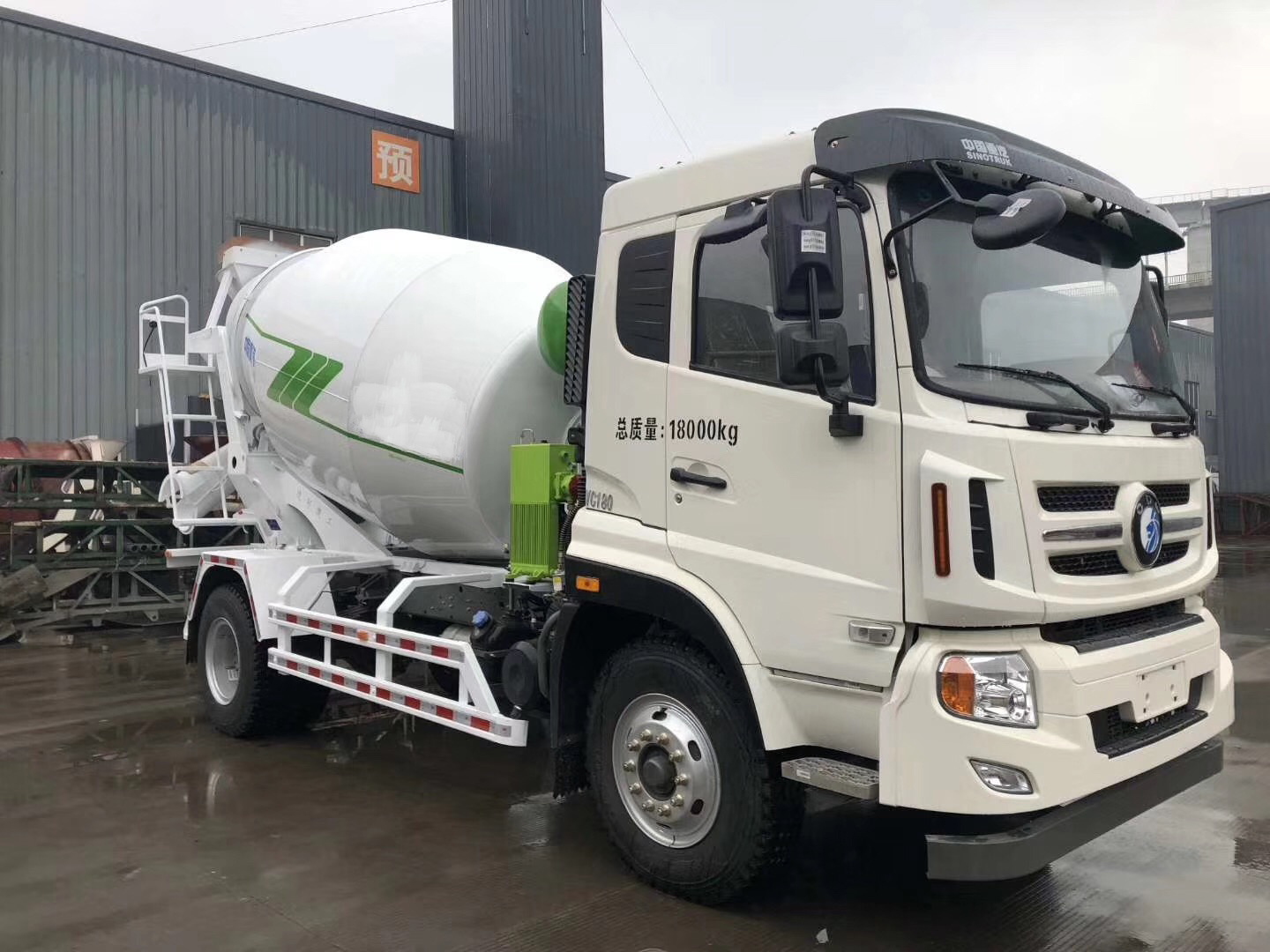 Diesel Sinotruk HOWO 4X2 180HP 4cbm Concrete Mixer Truck