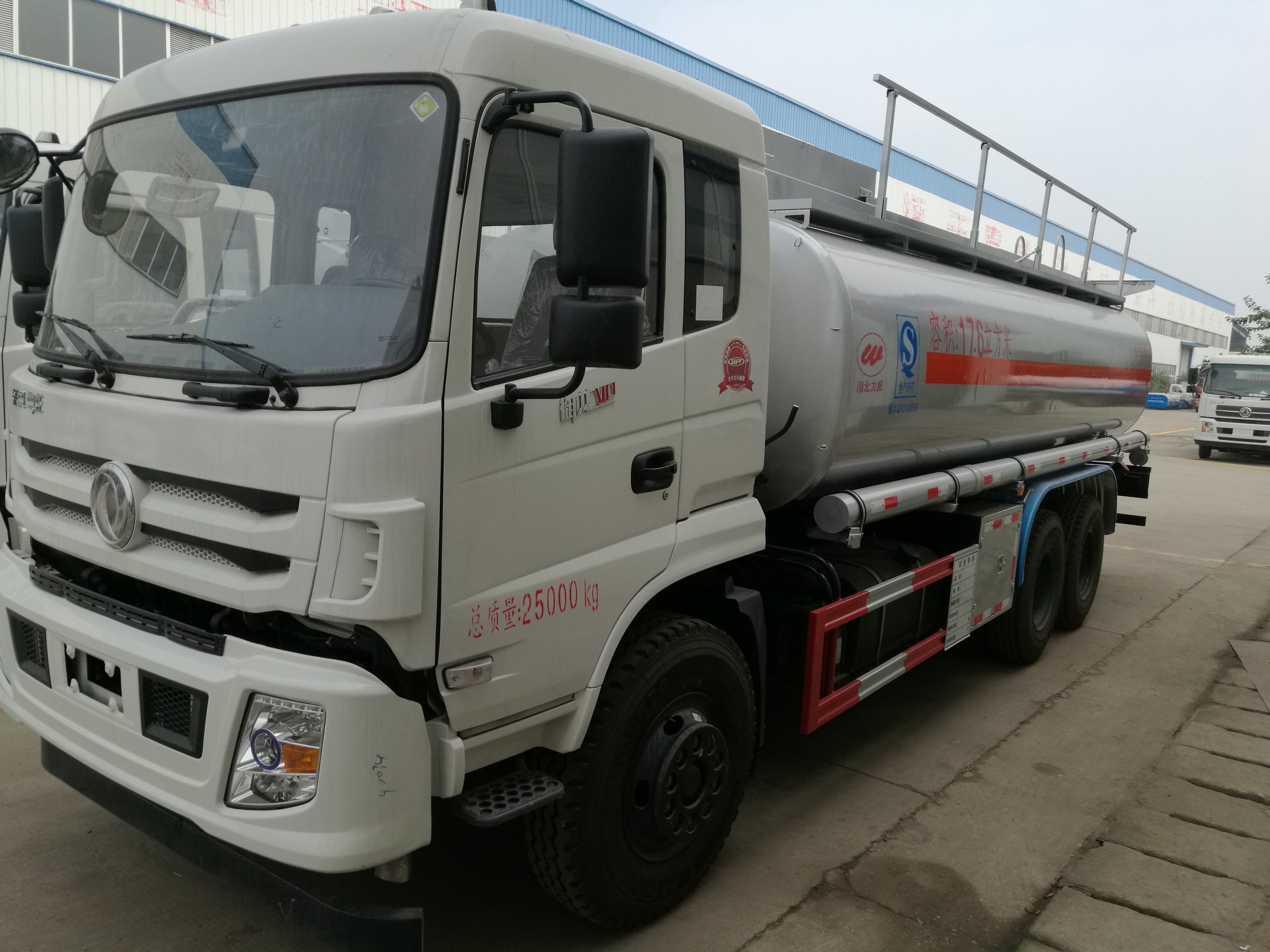 Dongfeng 15cbm Fuel Truck with Cummins Engine