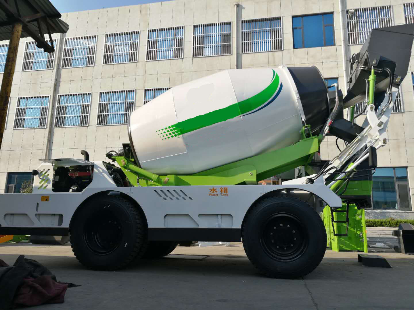 2.6 M³ Self-Loading Concrete Mixer Truck
