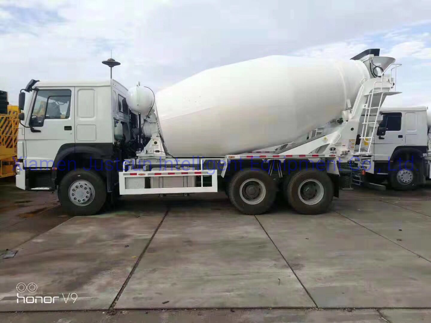 Sinotruk HOWO 6*4 Concrete Mixer Truck with 10cbm